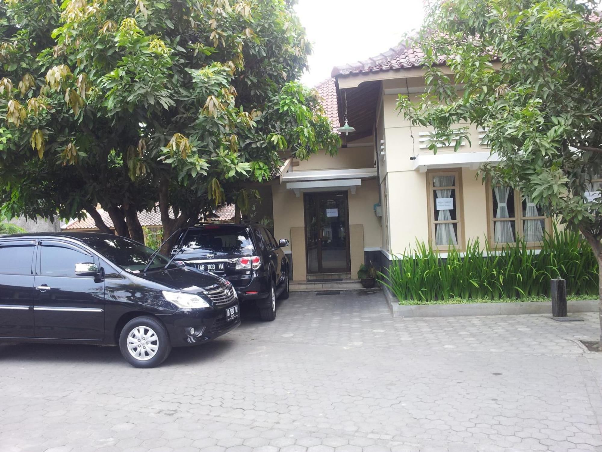 Ndalem Suratin Guesthouse Yogyakarta Exterior photo