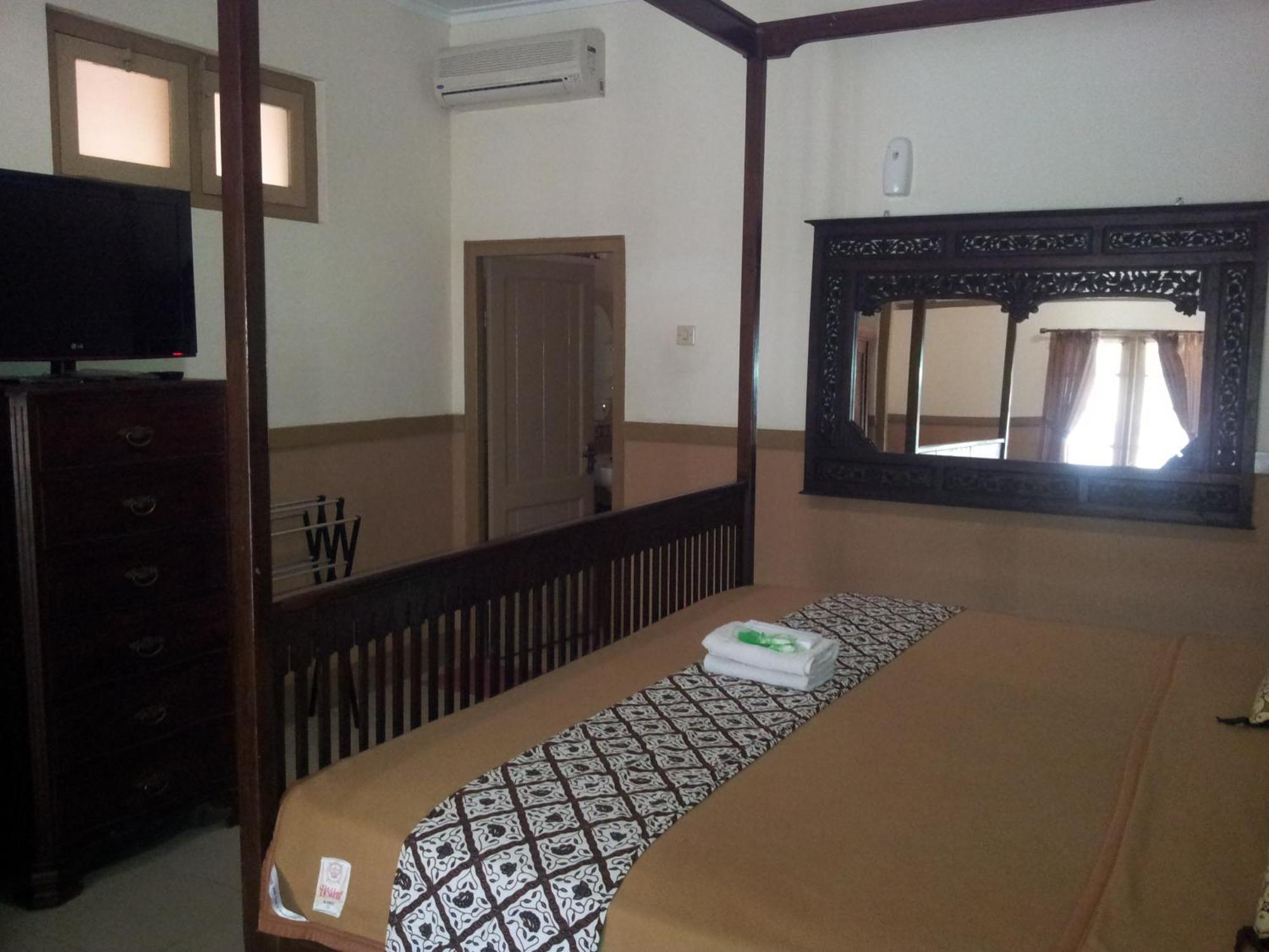 Ndalem Suratin Guesthouse Yogyakarta Exterior photo