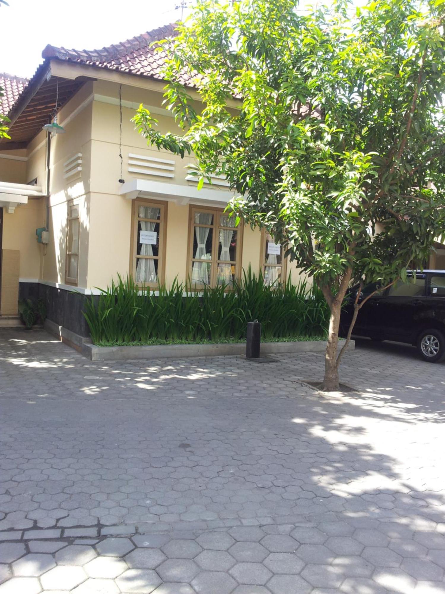 Ndalem Suratin Guesthouse Yogyakarta Exterior photo