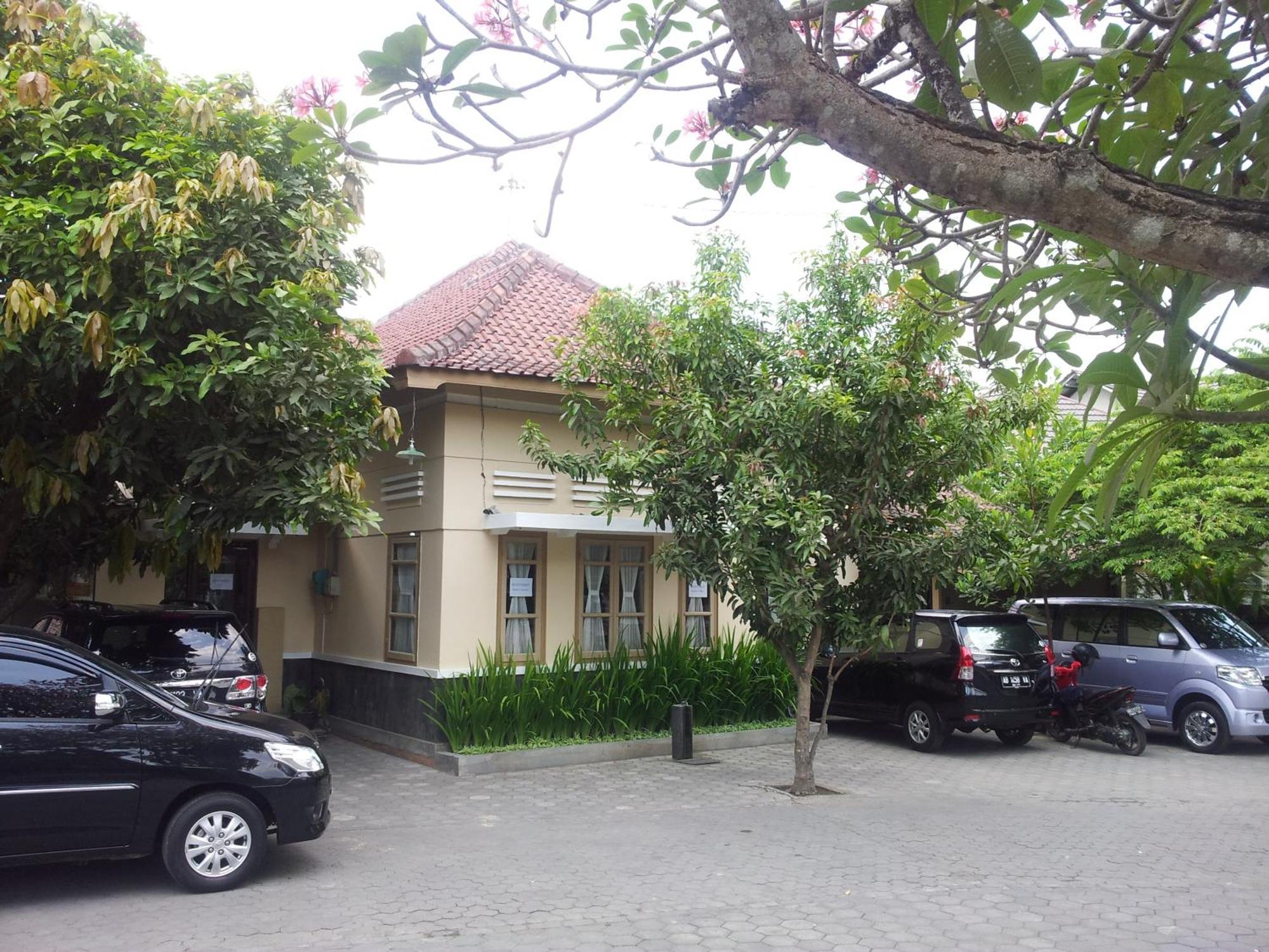 Ndalem Suratin Guesthouse Yogyakarta Exterior photo