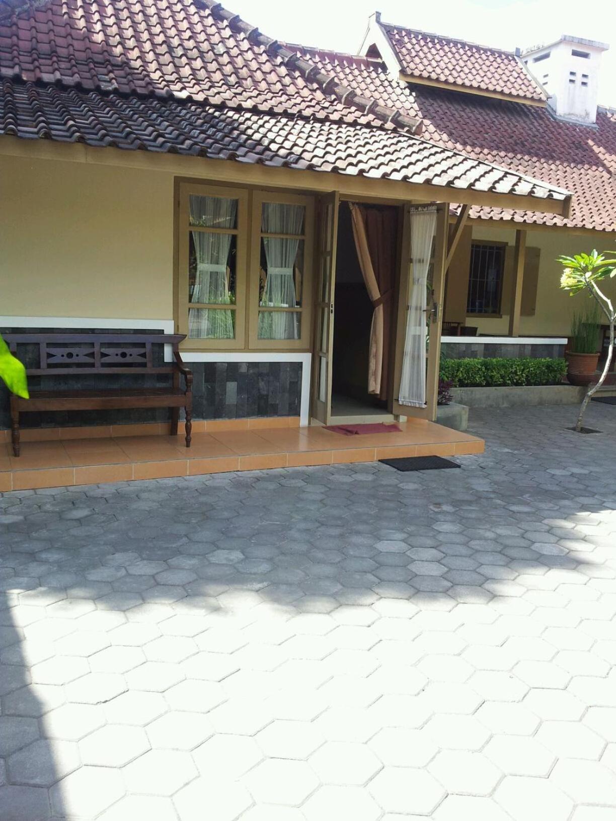 Ndalem Suratin Guesthouse Yogyakarta Exterior photo