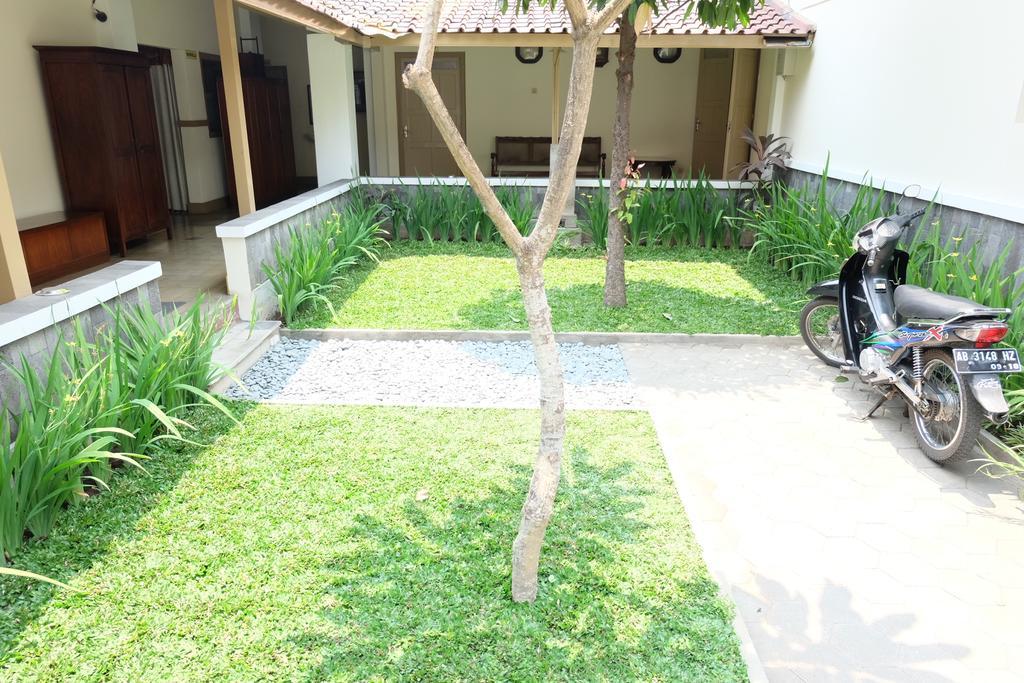 Ndalem Suratin Guesthouse Yogyakarta Exterior photo