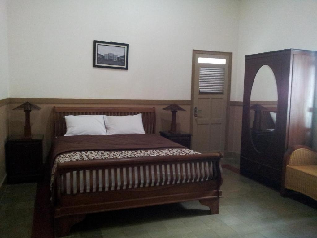 Ndalem Suratin Guesthouse Yogyakarta Room photo