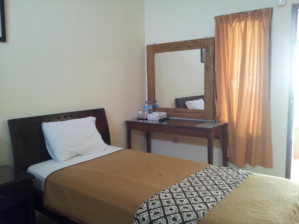 Ndalem Suratin Guesthouse Yogyakarta Room photo