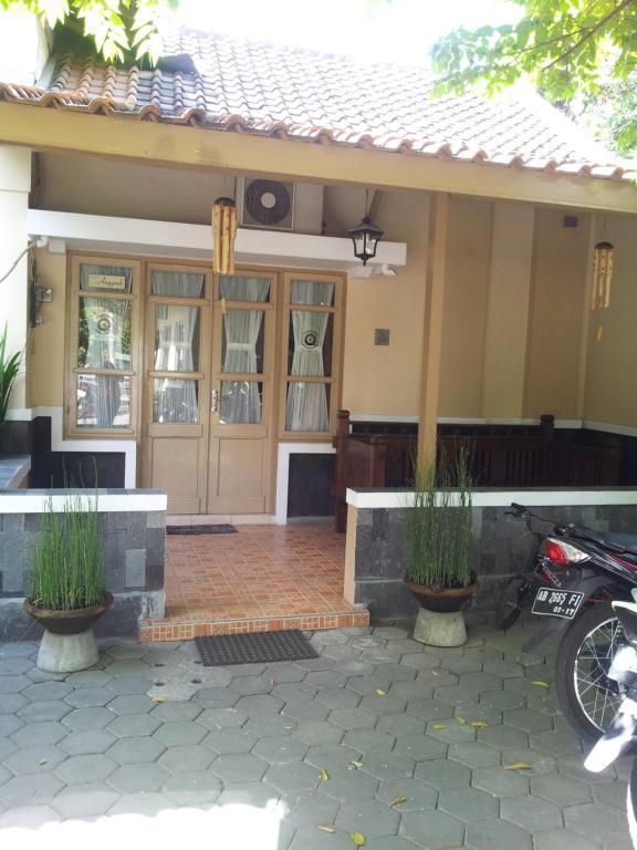 Ndalem Suratin Guesthouse Yogyakarta Room photo