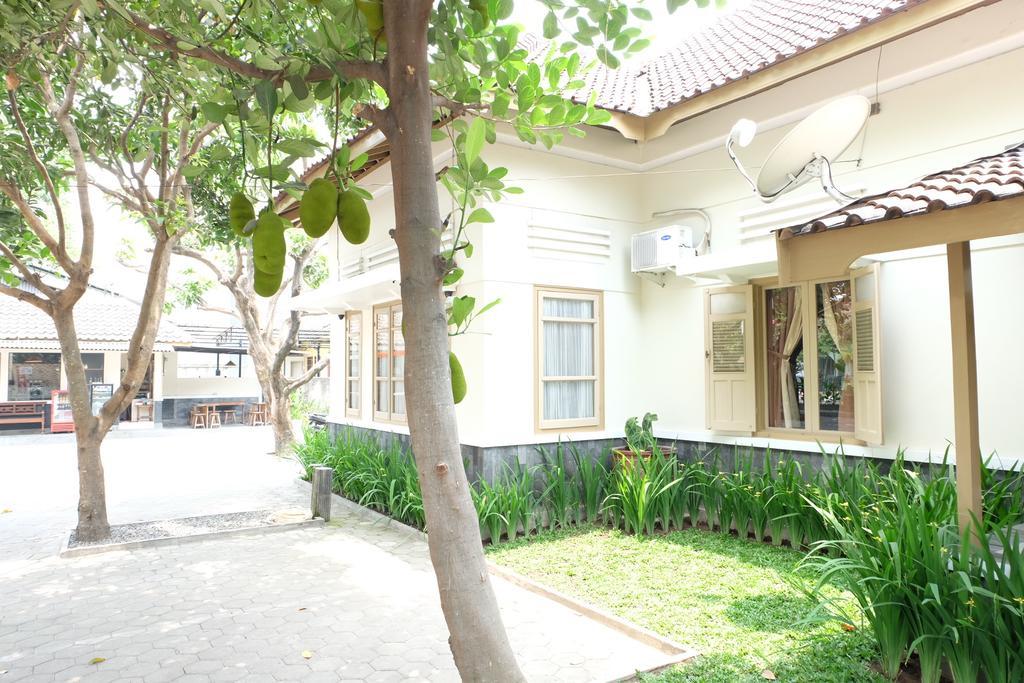 Ndalem Suratin Guesthouse Yogyakarta Exterior photo