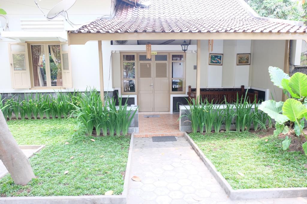 Ndalem Suratin Guesthouse Yogyakarta Exterior photo